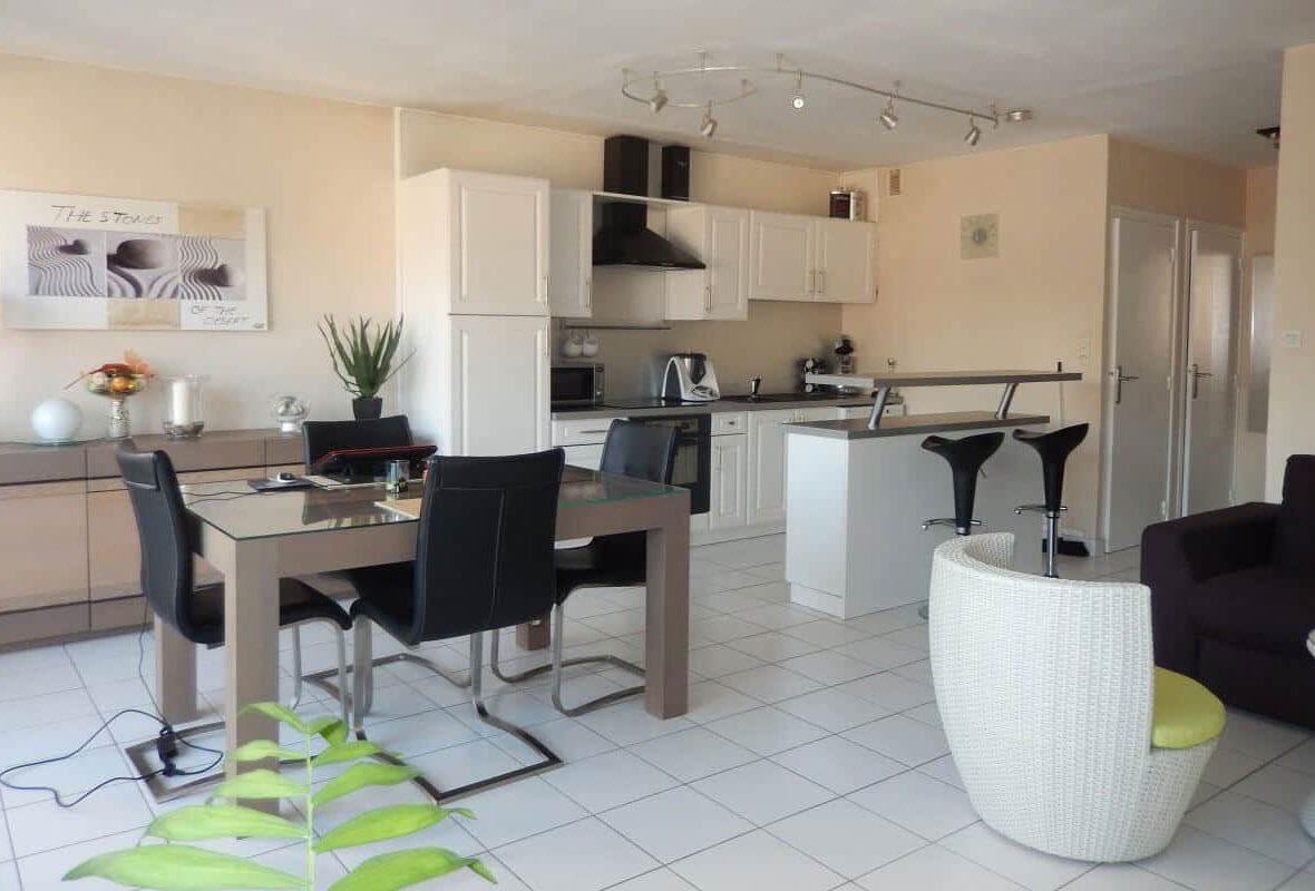 Salon z aneksem kuchennym okiem MCeramic Płytki Katowice