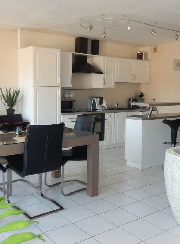 Salon z aneksem kuchennym okiem MCeramic Płytki Katowice