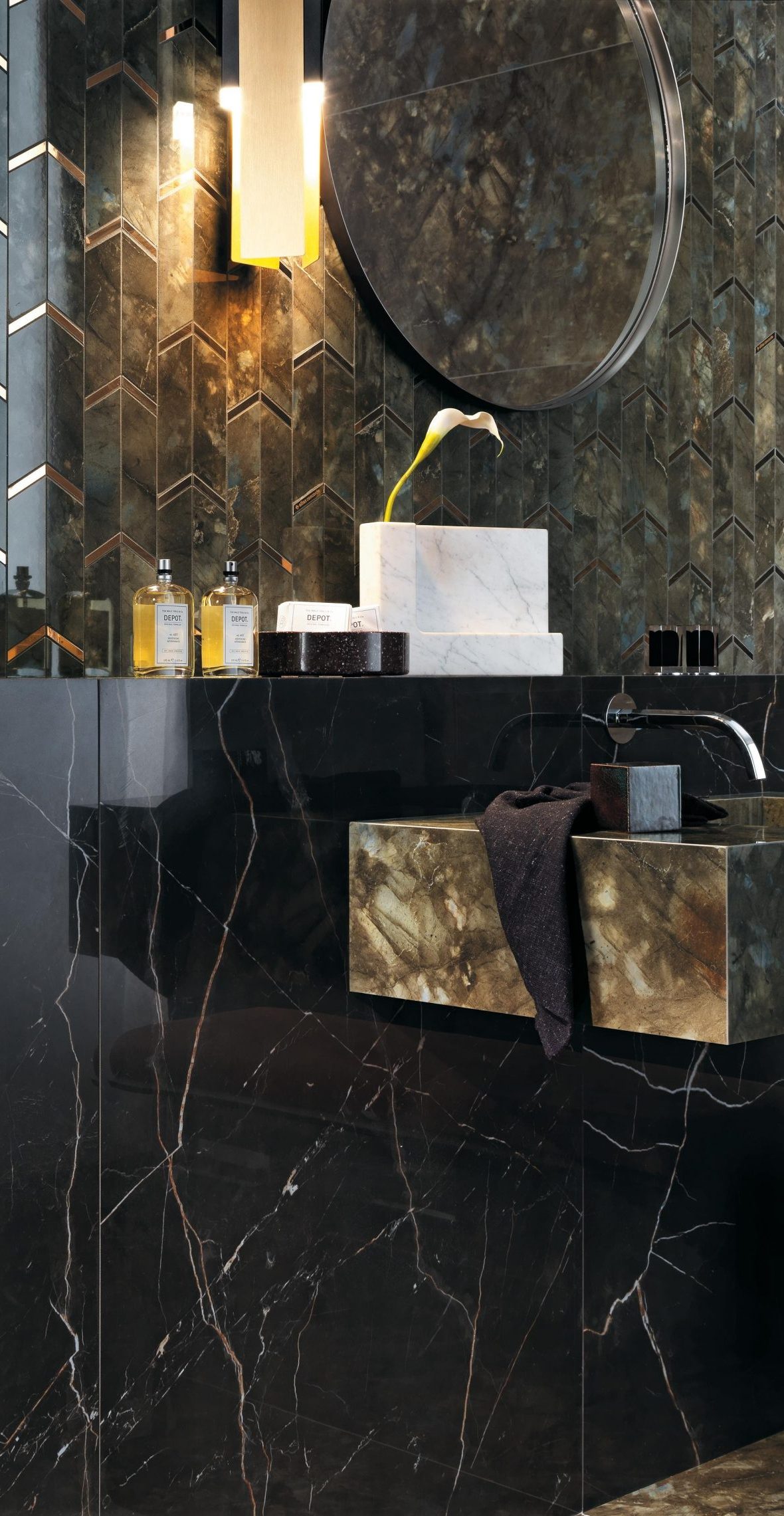 Ciemna łazienka - niestandardowe rozwiązanie 2022