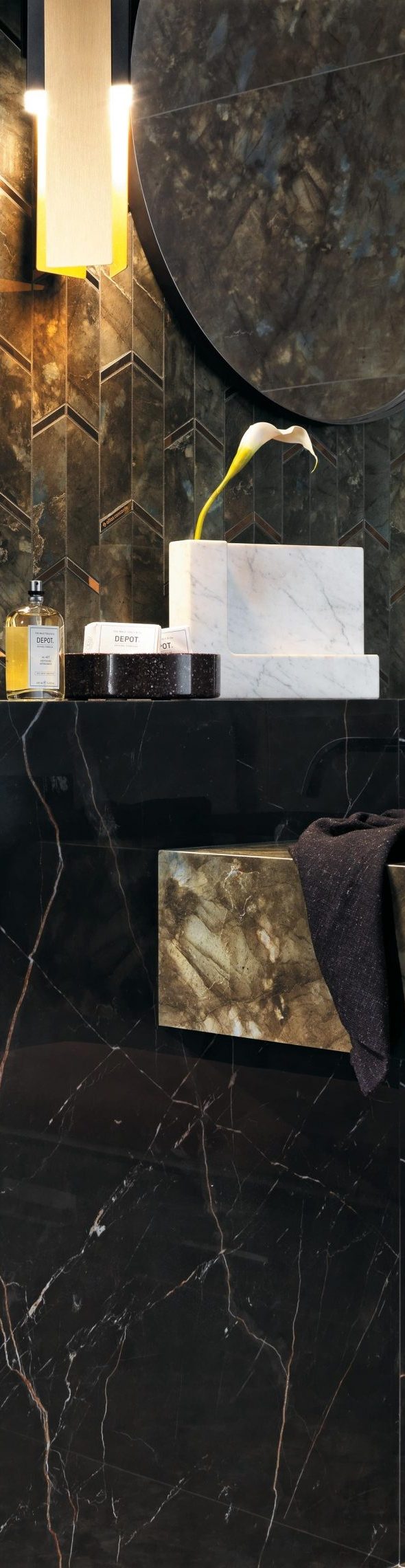 Ciemna łazienka - niestandardowe rozwiązanie 2022